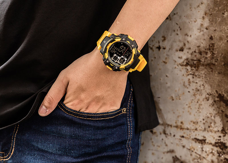 Đồng hồ với gam m&agrave;u v&agrave;ng nổi bật